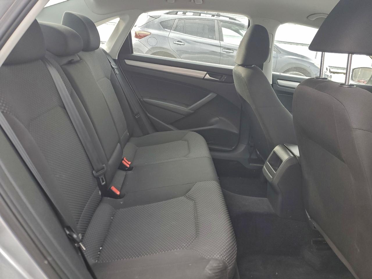 2015 VOLKSWAGEN PASSAT S photo 10