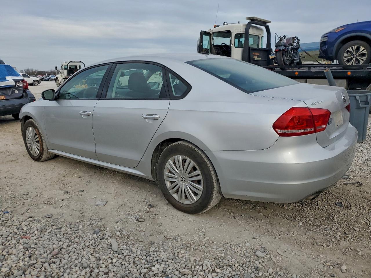 2015 VOLKSWAGEN PASSAT S photo 2