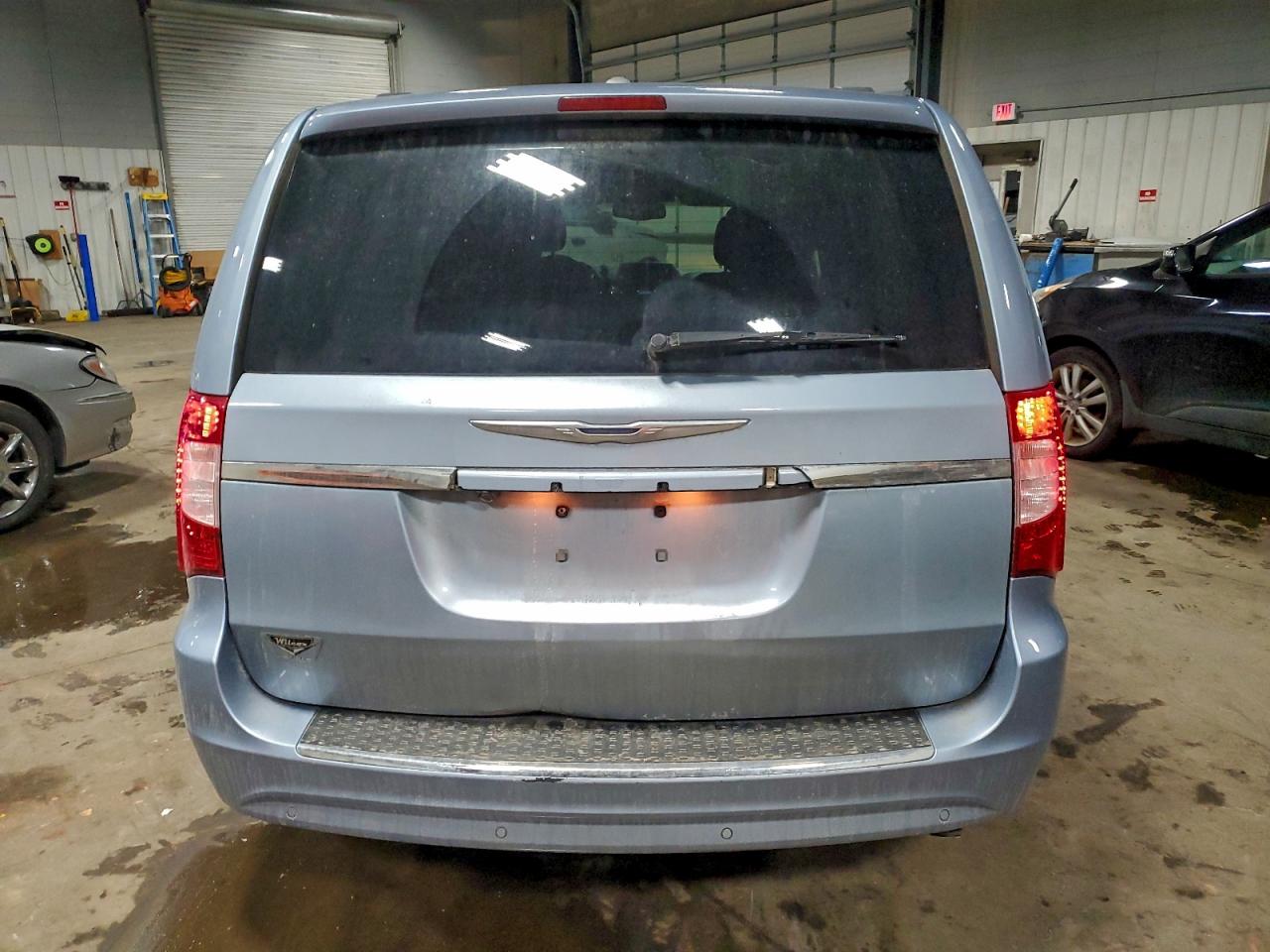 2013 CHRYSLER TOWN & COUNTRY TOURING L photo 6