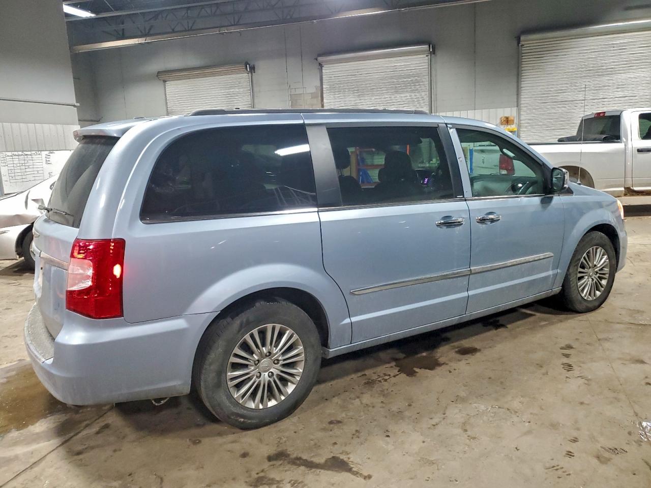 2013 CHRYSLER TOWN & COUNTRY TOURING L photo 3