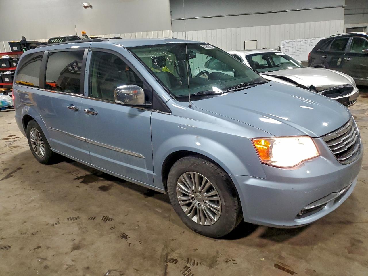 2013 CHRYSLER TOWN & COUNTRY TOURING L photo 4
