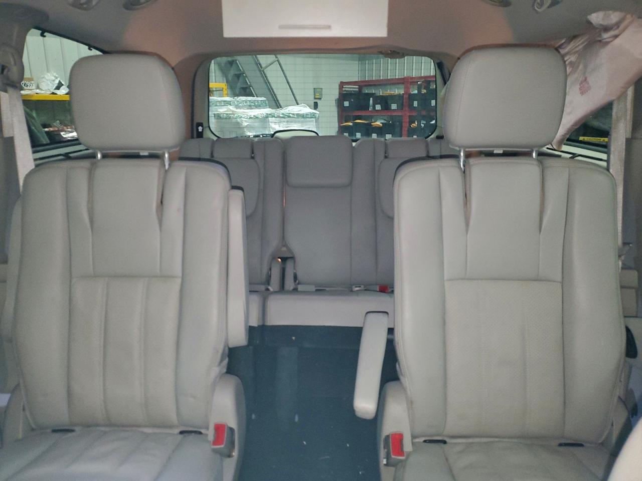 2013 CHRYSLER TOWN & COUNTRY TOURING L photo 10