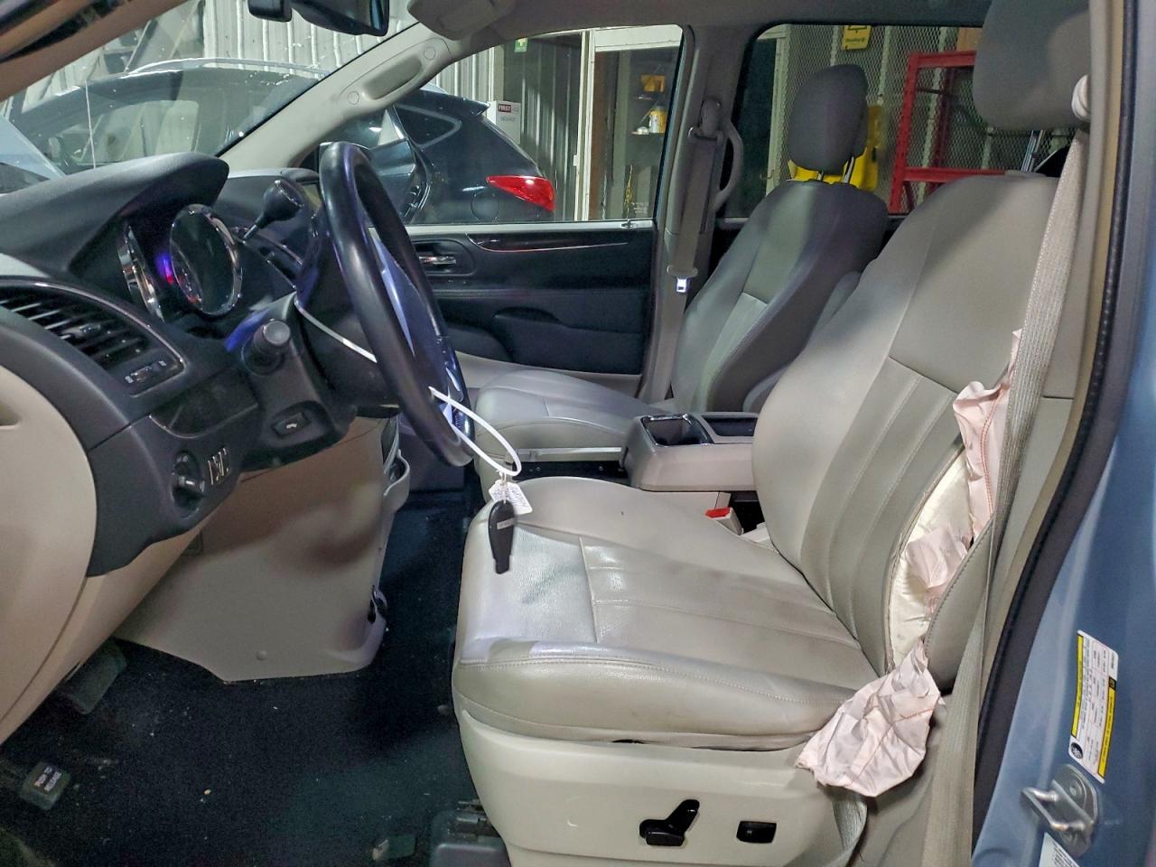 2013 CHRYSLER TOWN & COUNTRY TOURING L photo 7