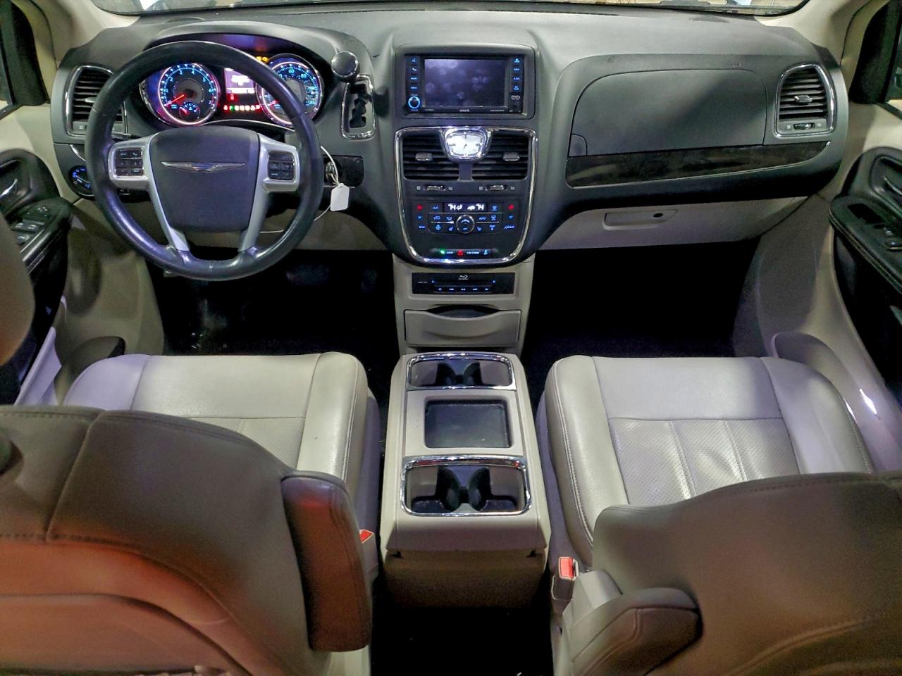 2013 CHRYSLER TOWN & COUNTRY TOURING L photo 8
