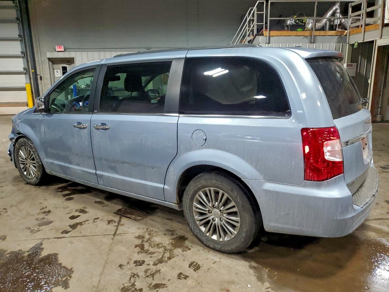 2013 CHRYSLER TOWN & COUNTRY TOURING L photo 2