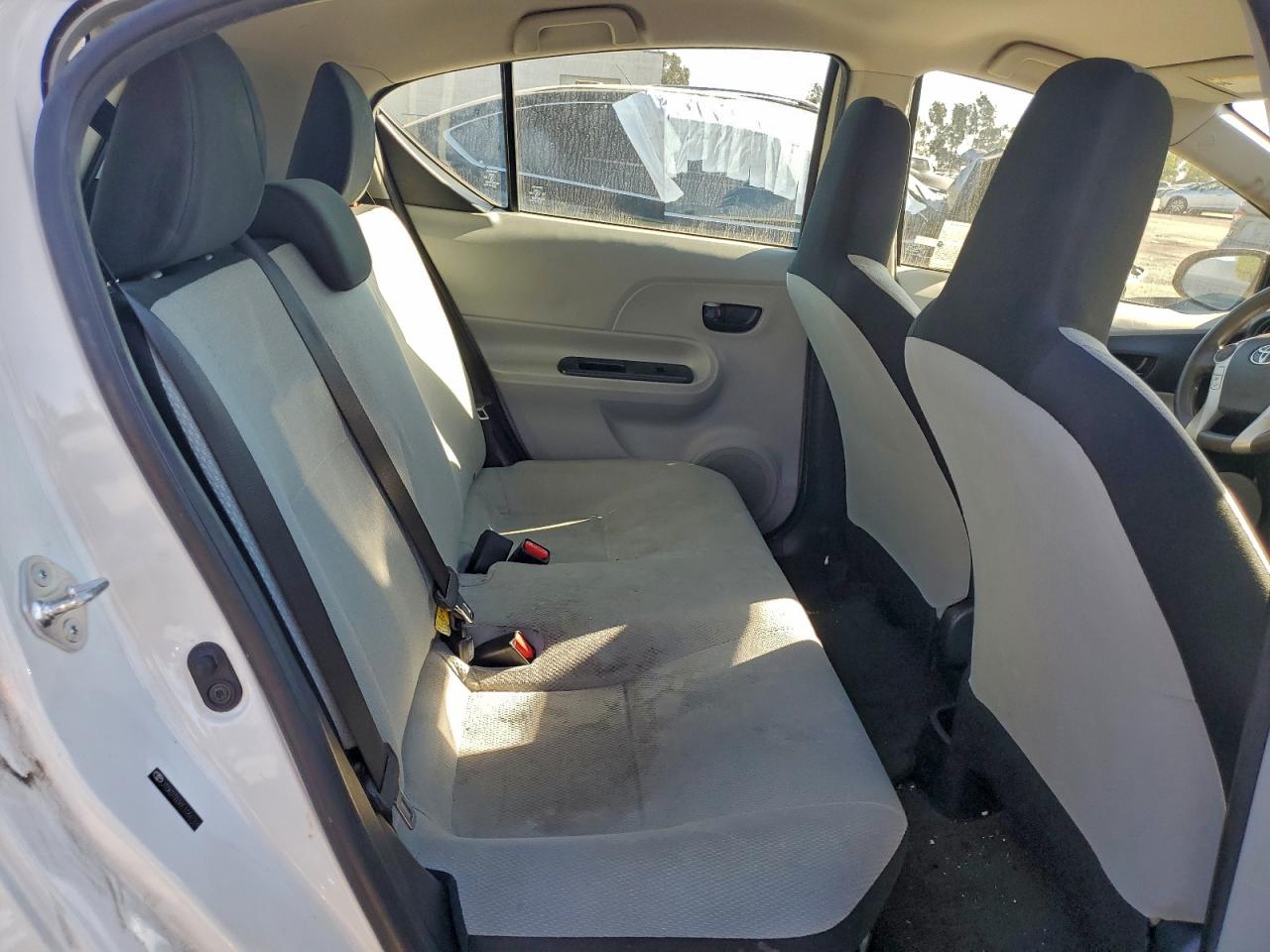 2014 TOYOTA PRIUS C photo 28