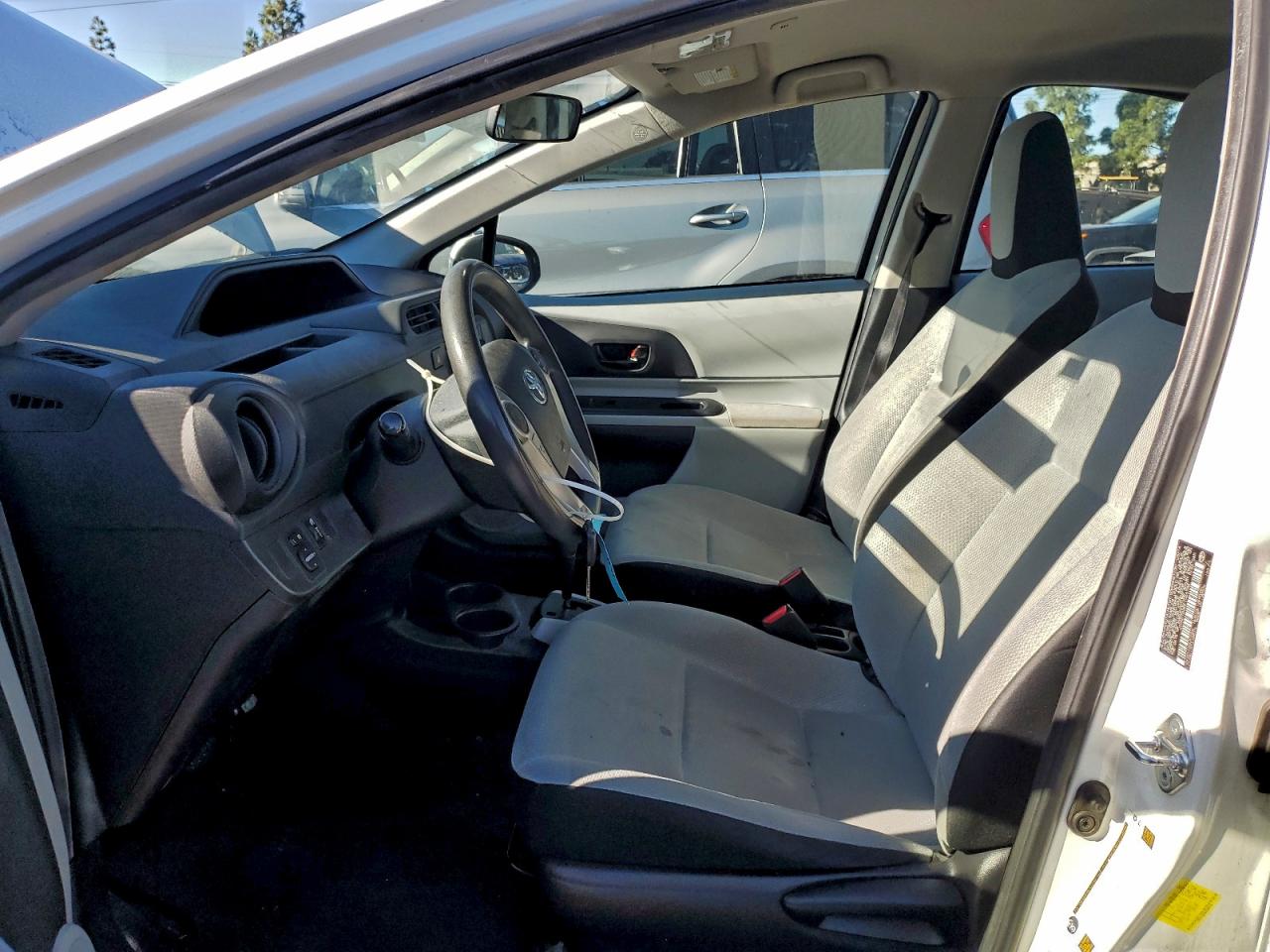 2014 TOYOTA PRIUS C photo 19