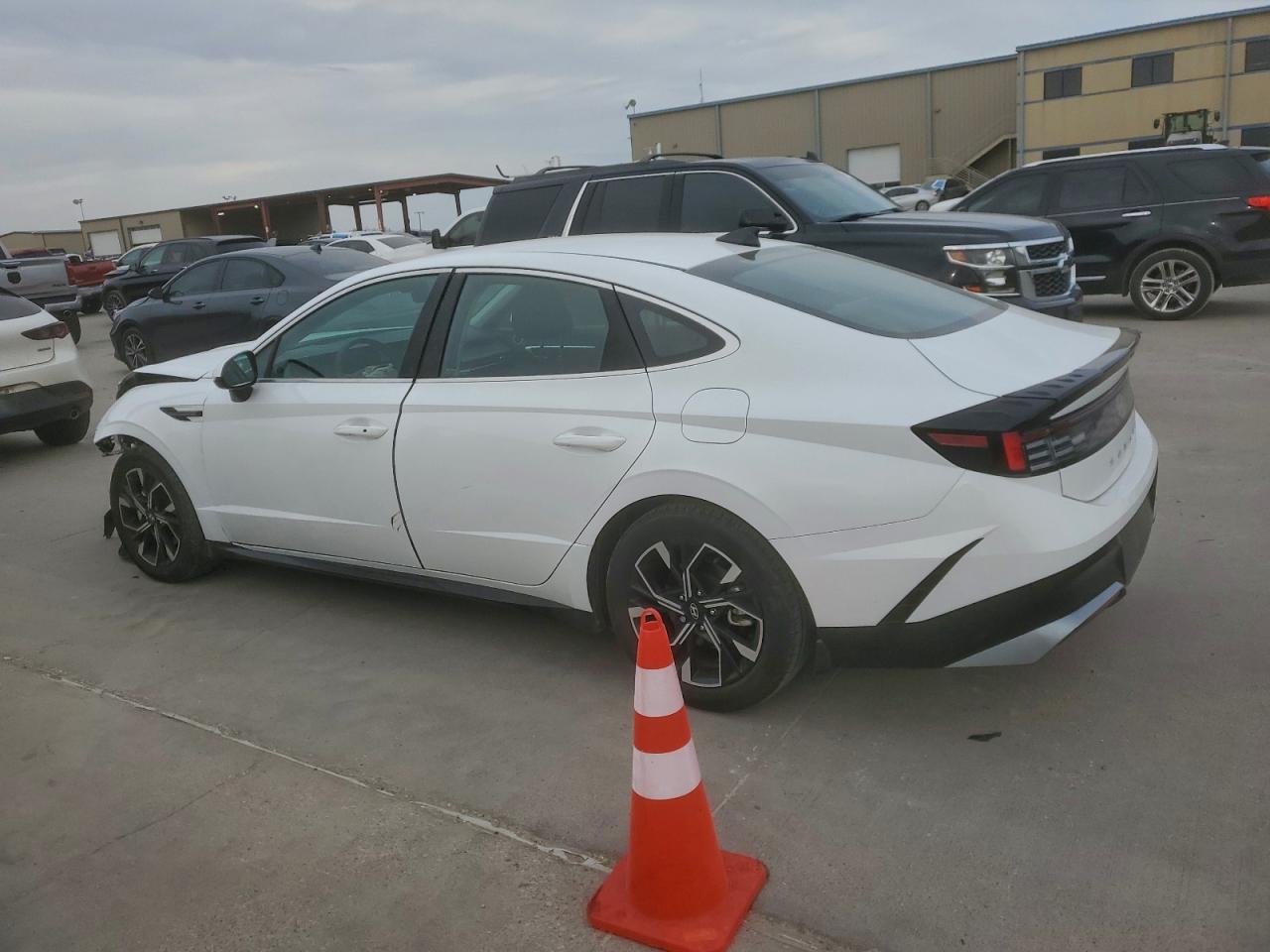 2024 HYUNDAI SONATA SEL photo 2