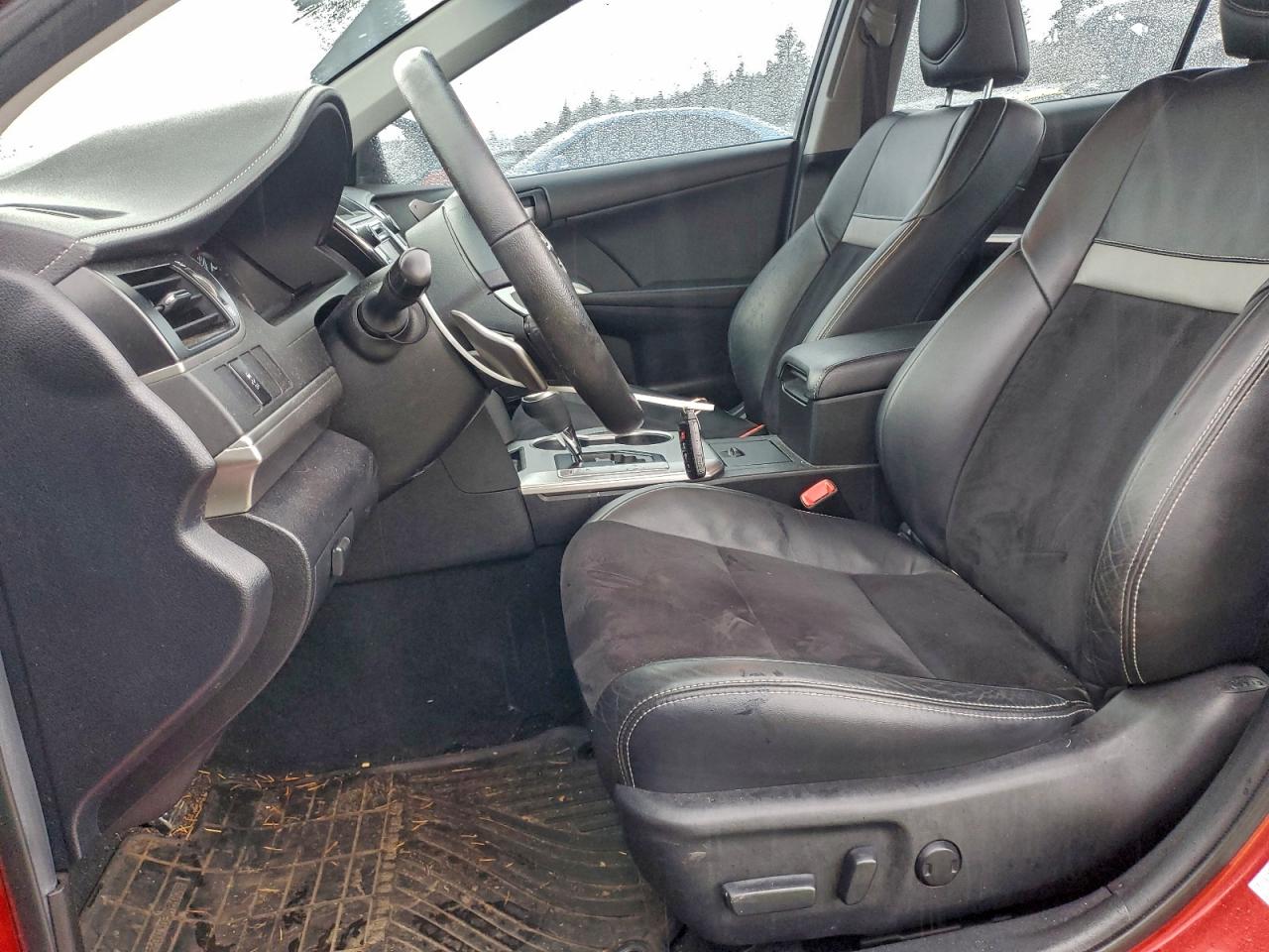 2012 TOYOTA CAMRY SE photo 13