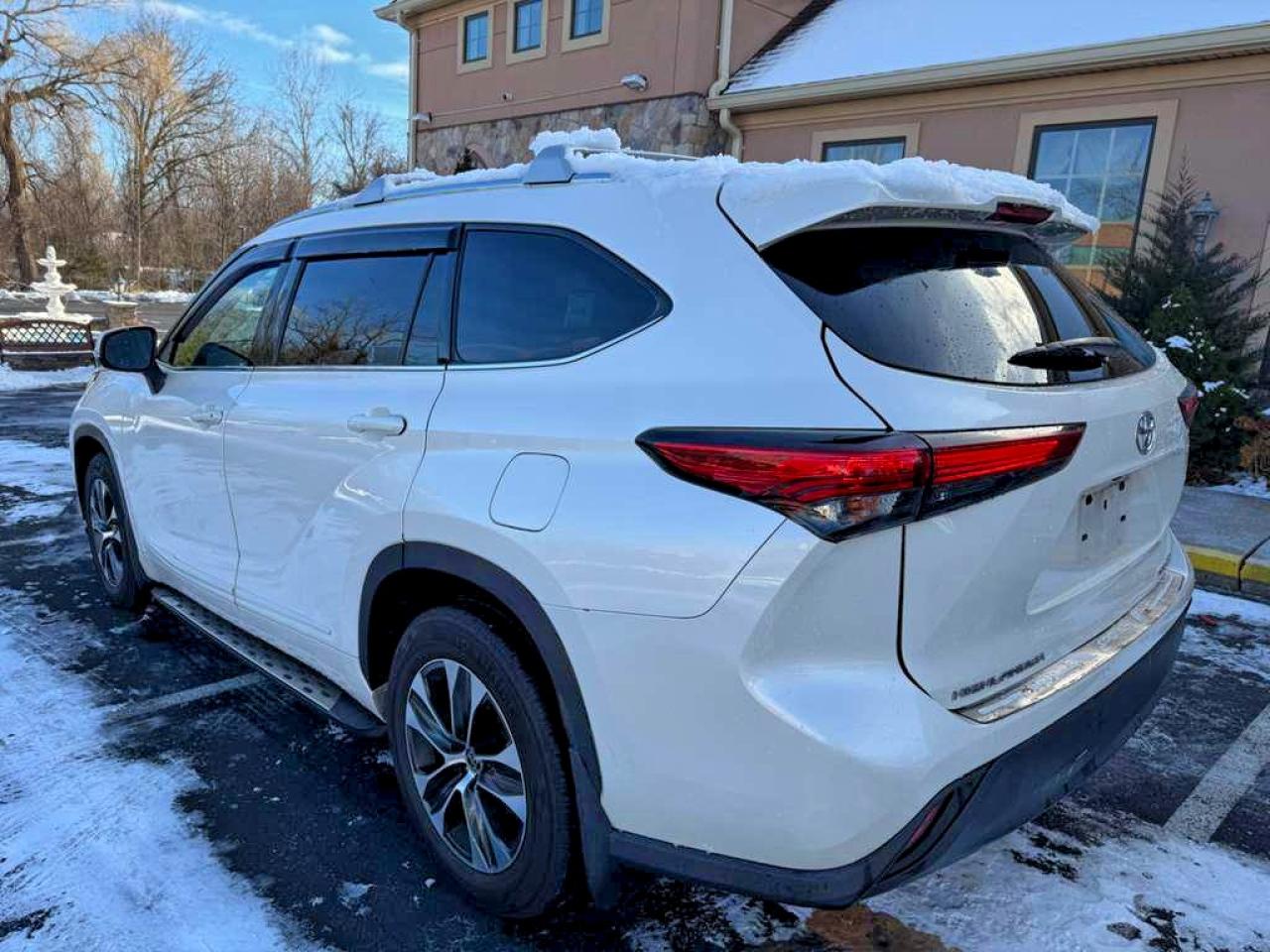 2021 TOYOTA HIGHLANDER XLE photo 3
