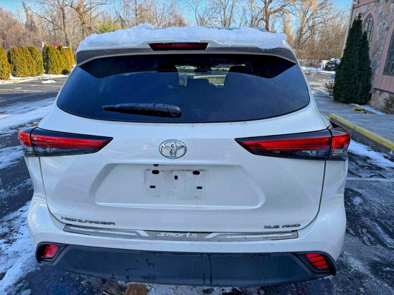2021 TOYOTA HIGHLANDER XLE photo 11