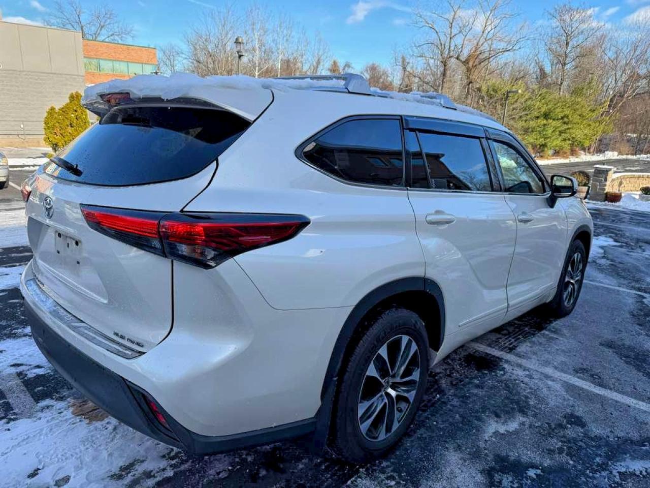 2021 TOYOTA HIGHLANDER XLE photo 5