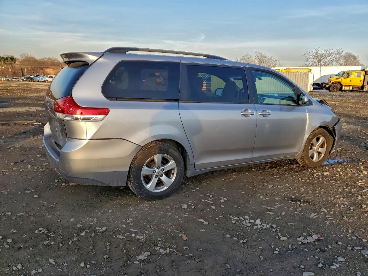 2013 TOYOTA SIENNA LE photo 5