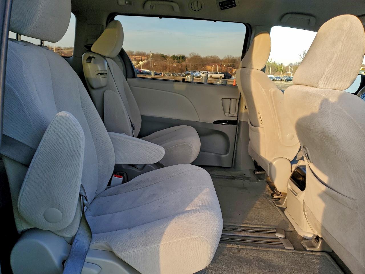 2013 TOYOTA SIENNA LE photo 21