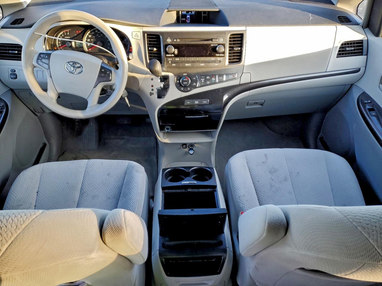 2013 TOYOTA SIENNA LE photo 15