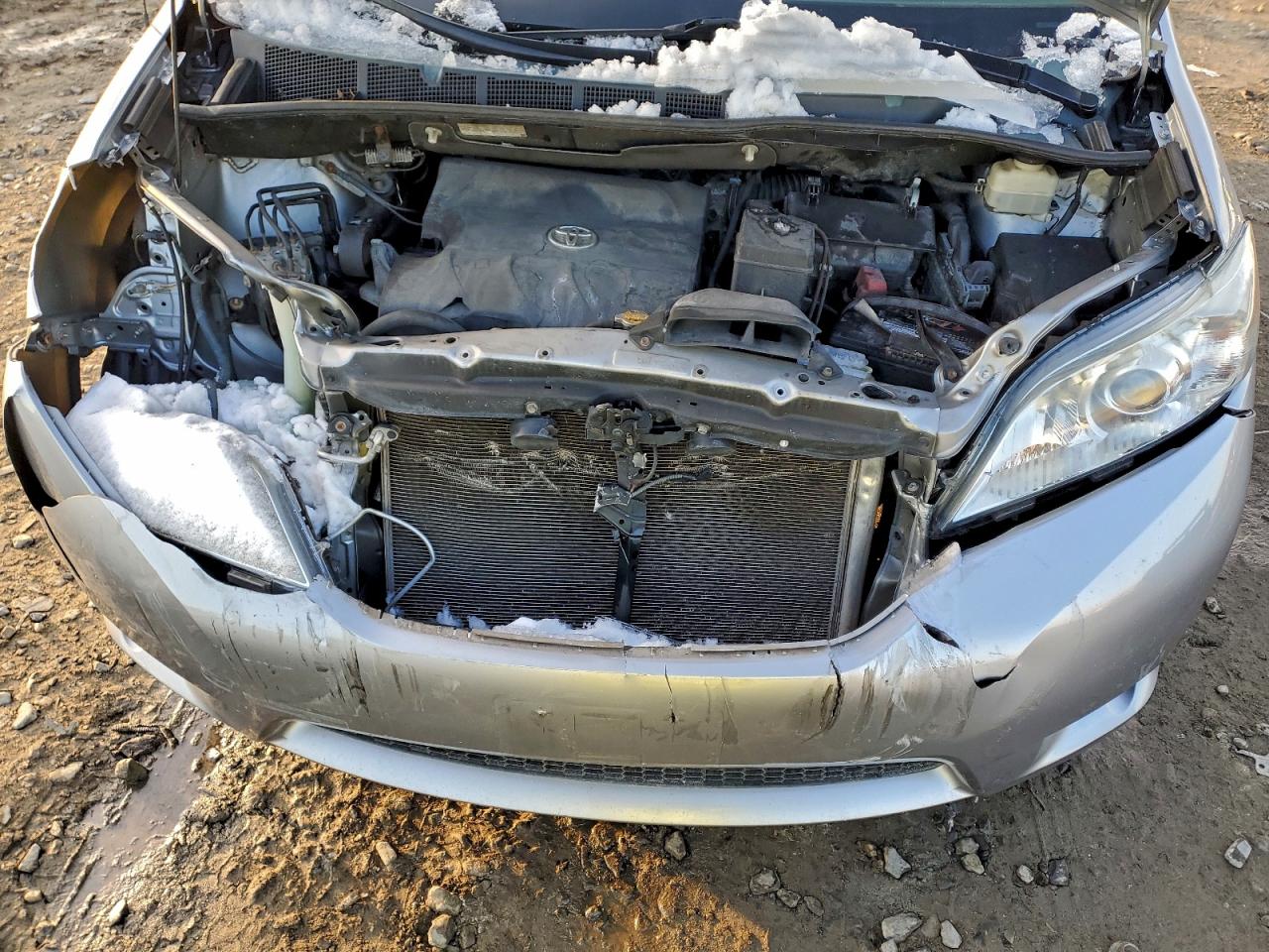 2013 TOYOTA SIENNA LE photo 23