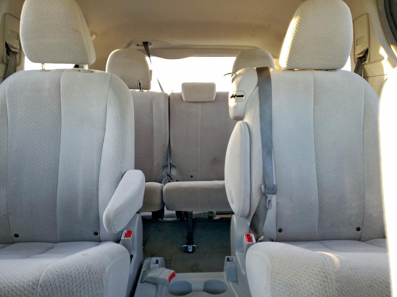2013 TOYOTA SIENNA LE photo 19