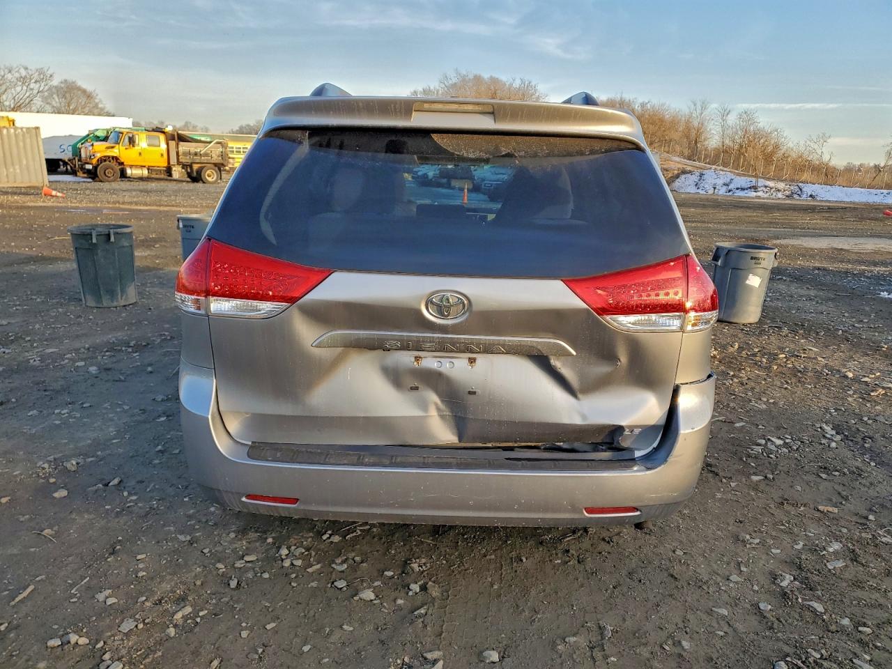 2013 TOYOTA SIENNA LE photo 11
