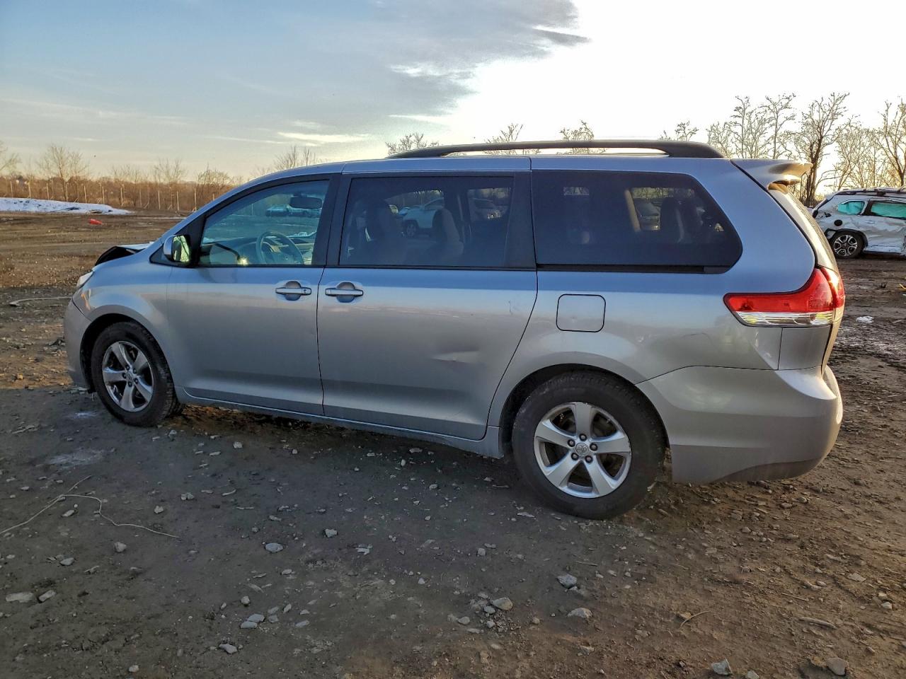 2013 TOYOTA SIENNA LE photo 3