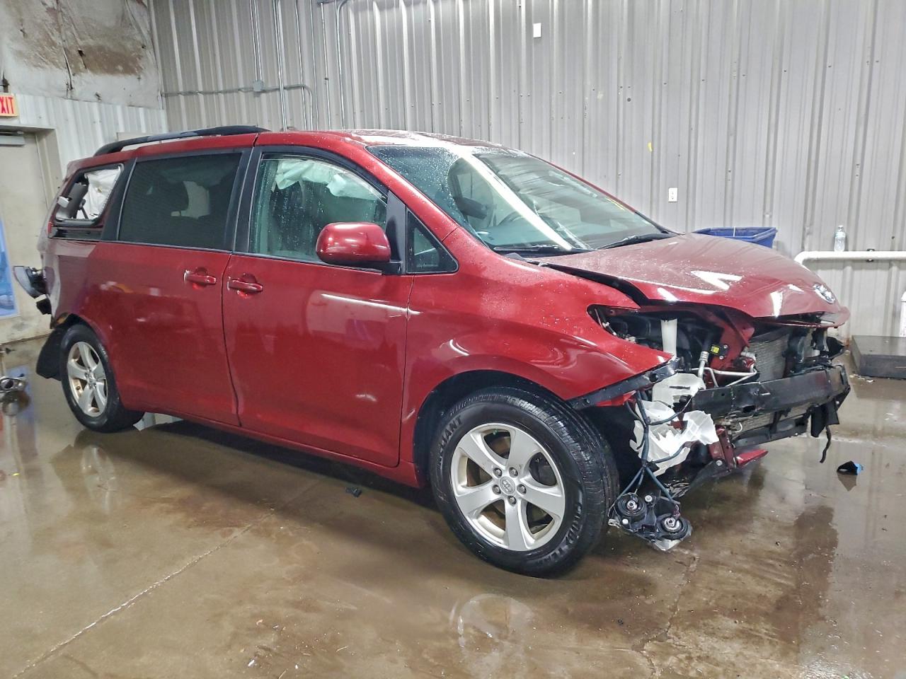 2017 TOYOTA SIENNA LE photo 4