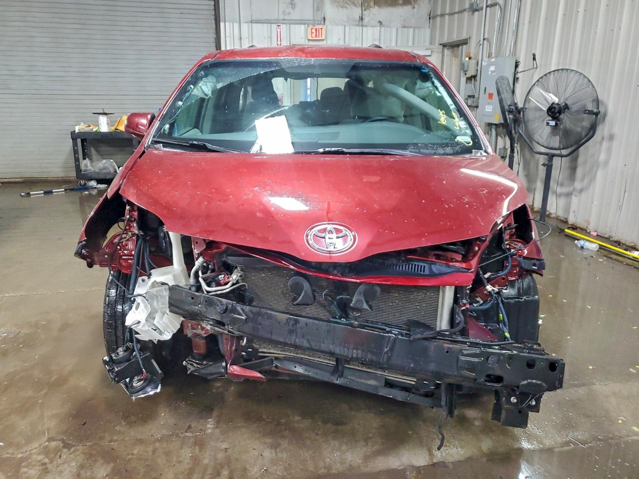 2017 TOYOTA SIENNA LE photo 5
