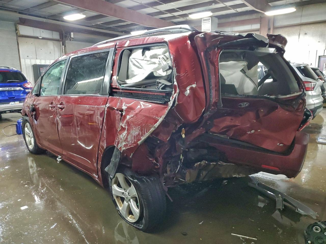 2017 TOYOTA SIENNA LE photo 2