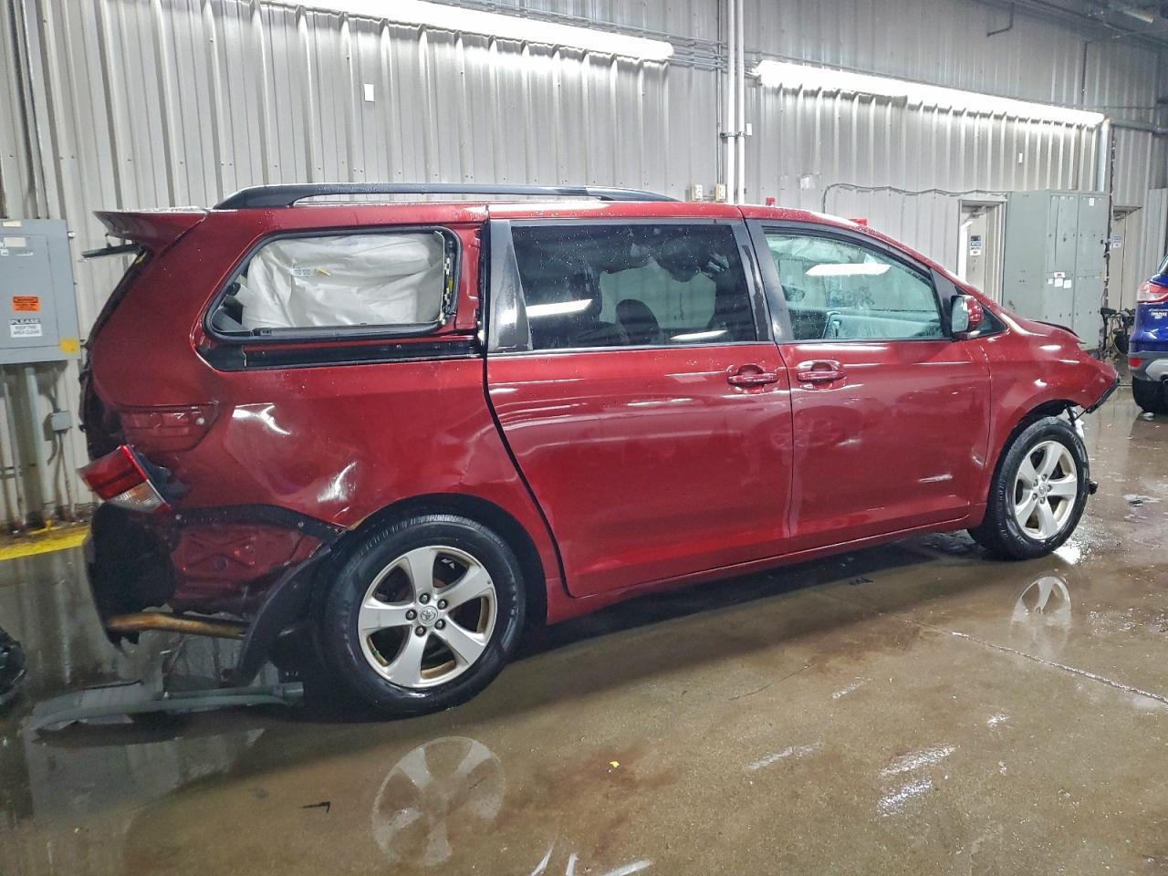 2017 TOYOTA SIENNA LE photo 3