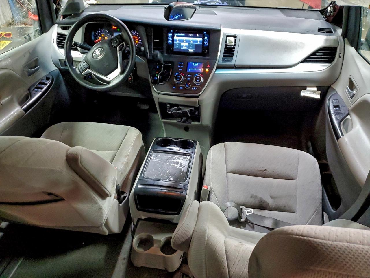 2017 TOYOTA SIENNA LE photo 8