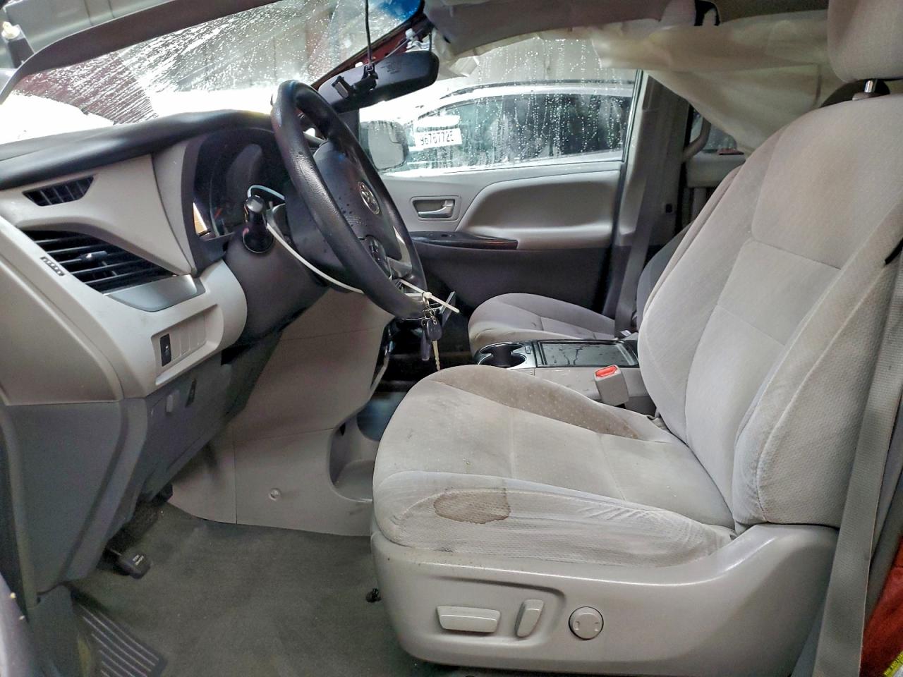 2017 TOYOTA SIENNA LE photo 7