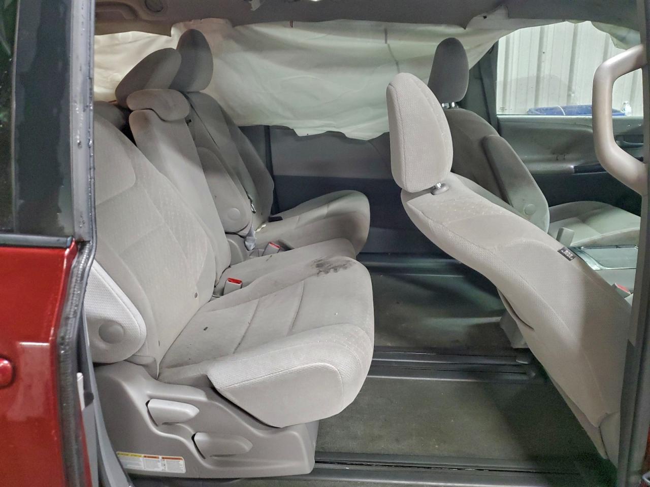 2017 TOYOTA SIENNA LE photo 10