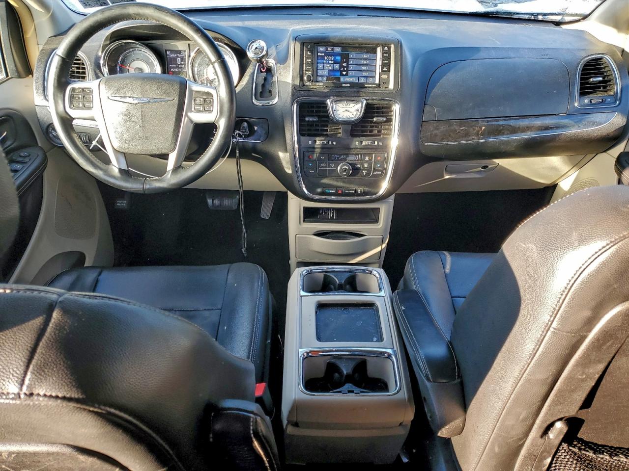 2013 CHRYSLER TOWN & COUNTRY TOURING photo 8