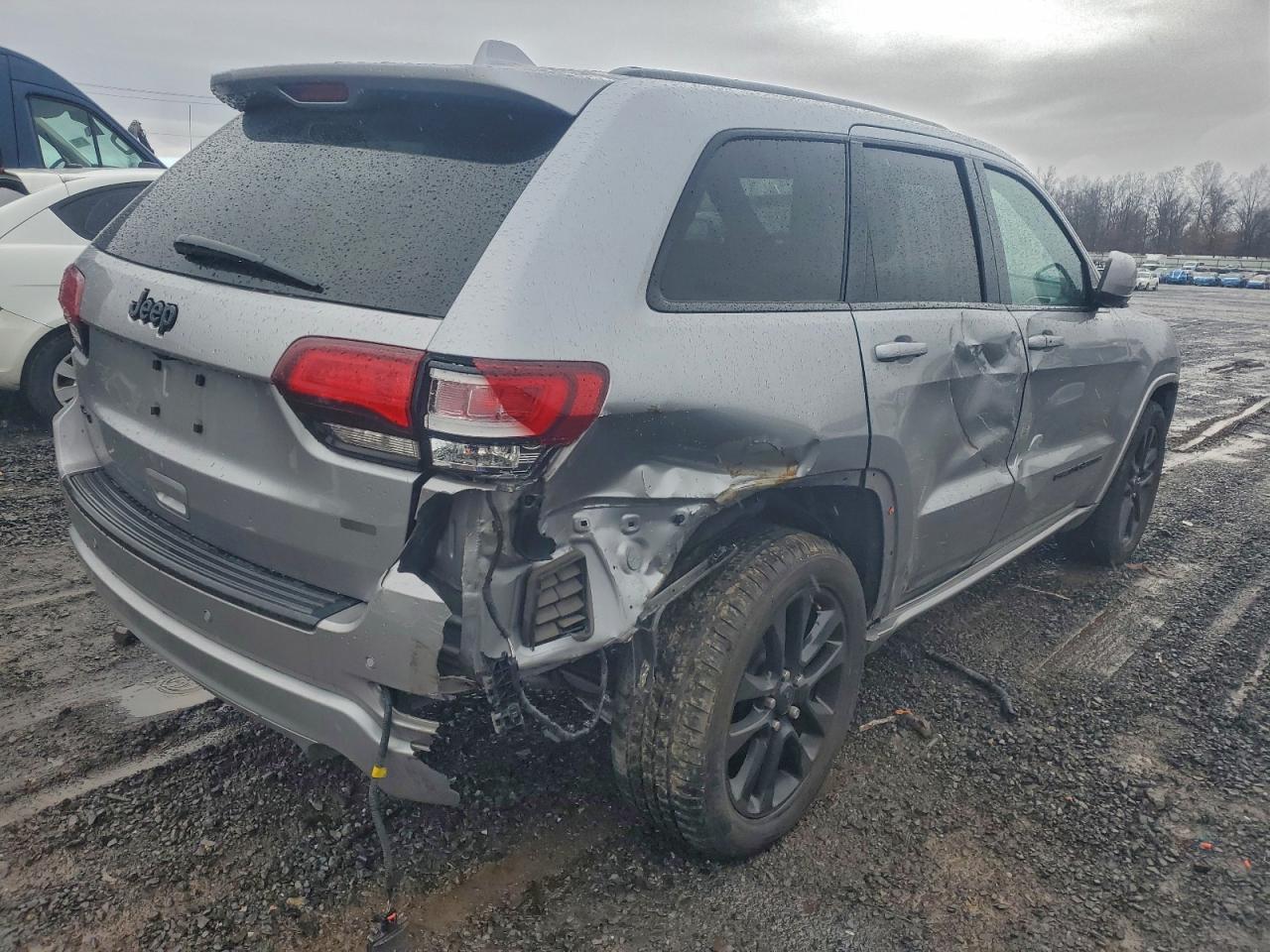 2020 JEEP GRAND CHEROKEE LAREDO photo 3
