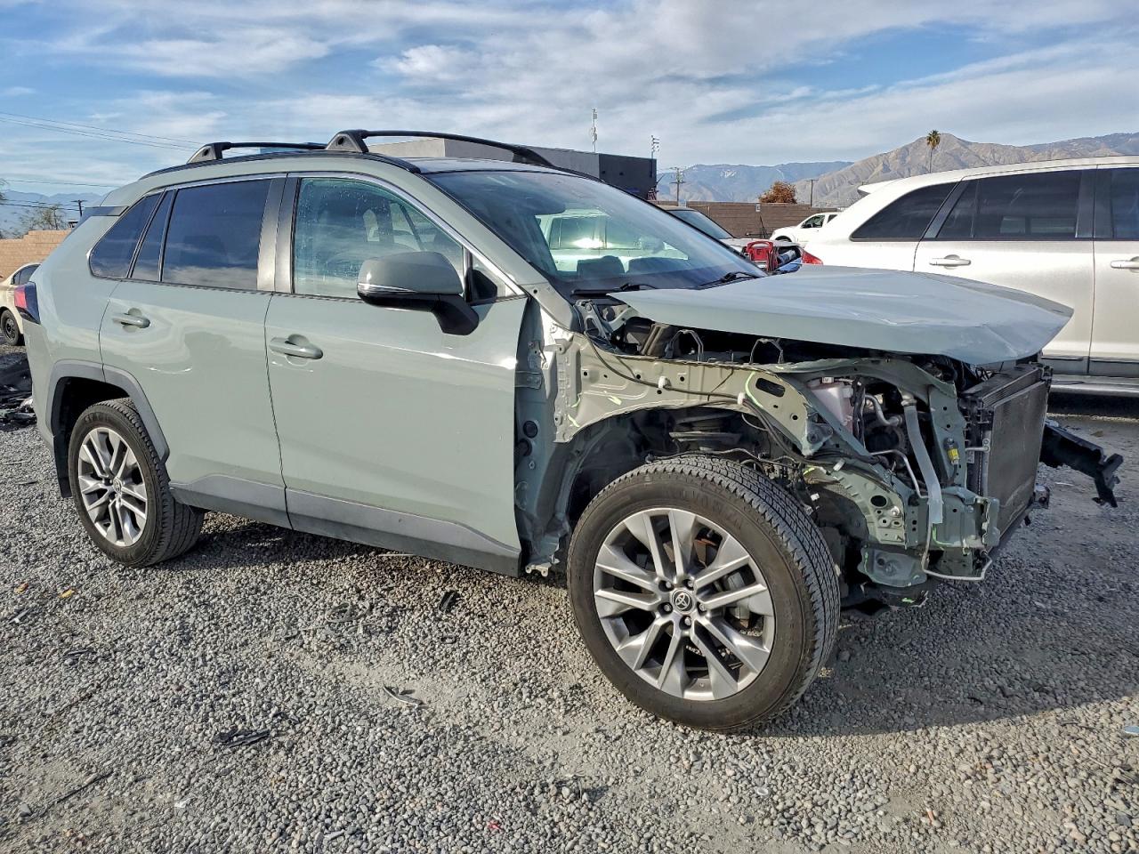 2022 TOYOTA RAV4 XLE PREMIUM photo 4