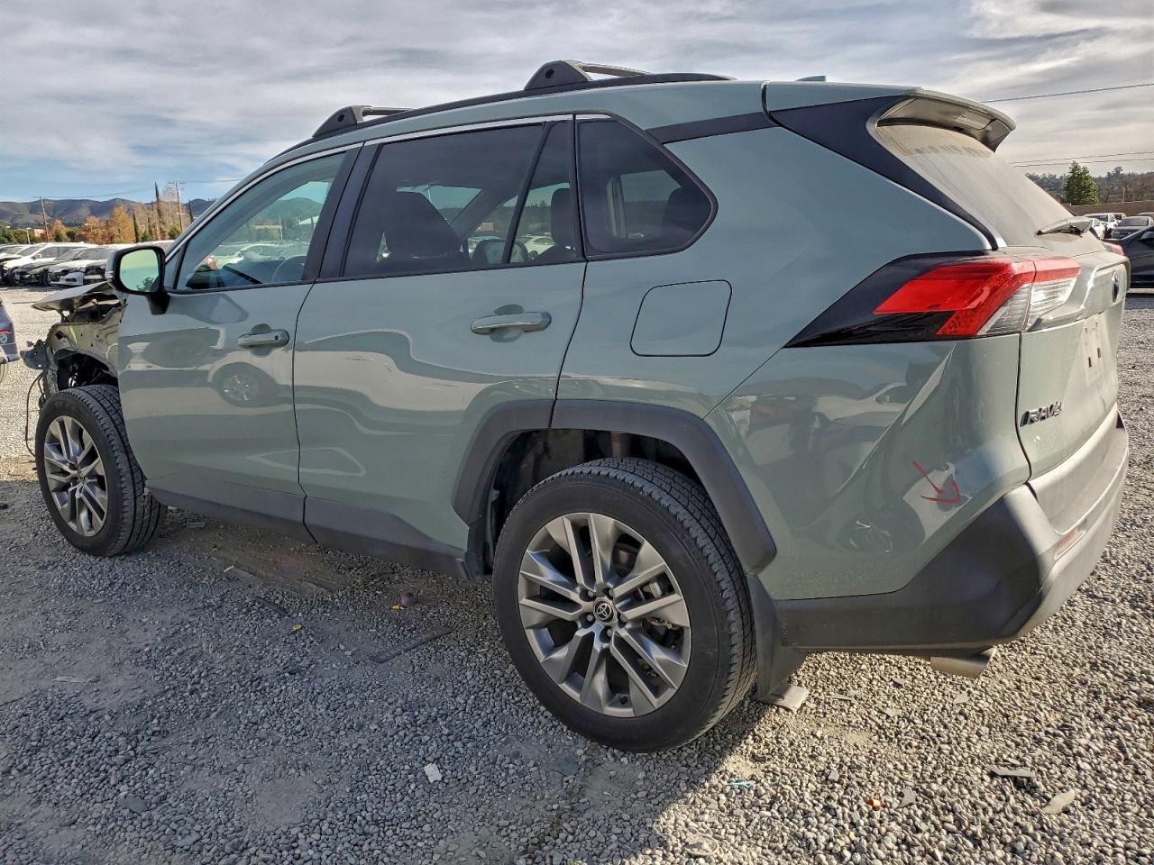 2022 TOYOTA RAV4 XLE PREMIUM photo 2