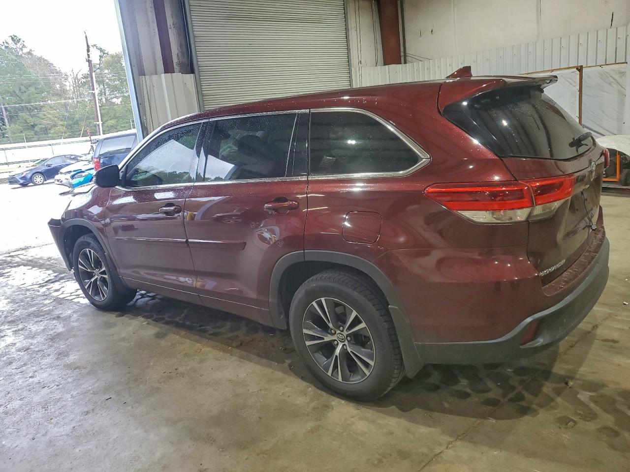 2018 TOYOTA HIGHLANDER LE photo 2