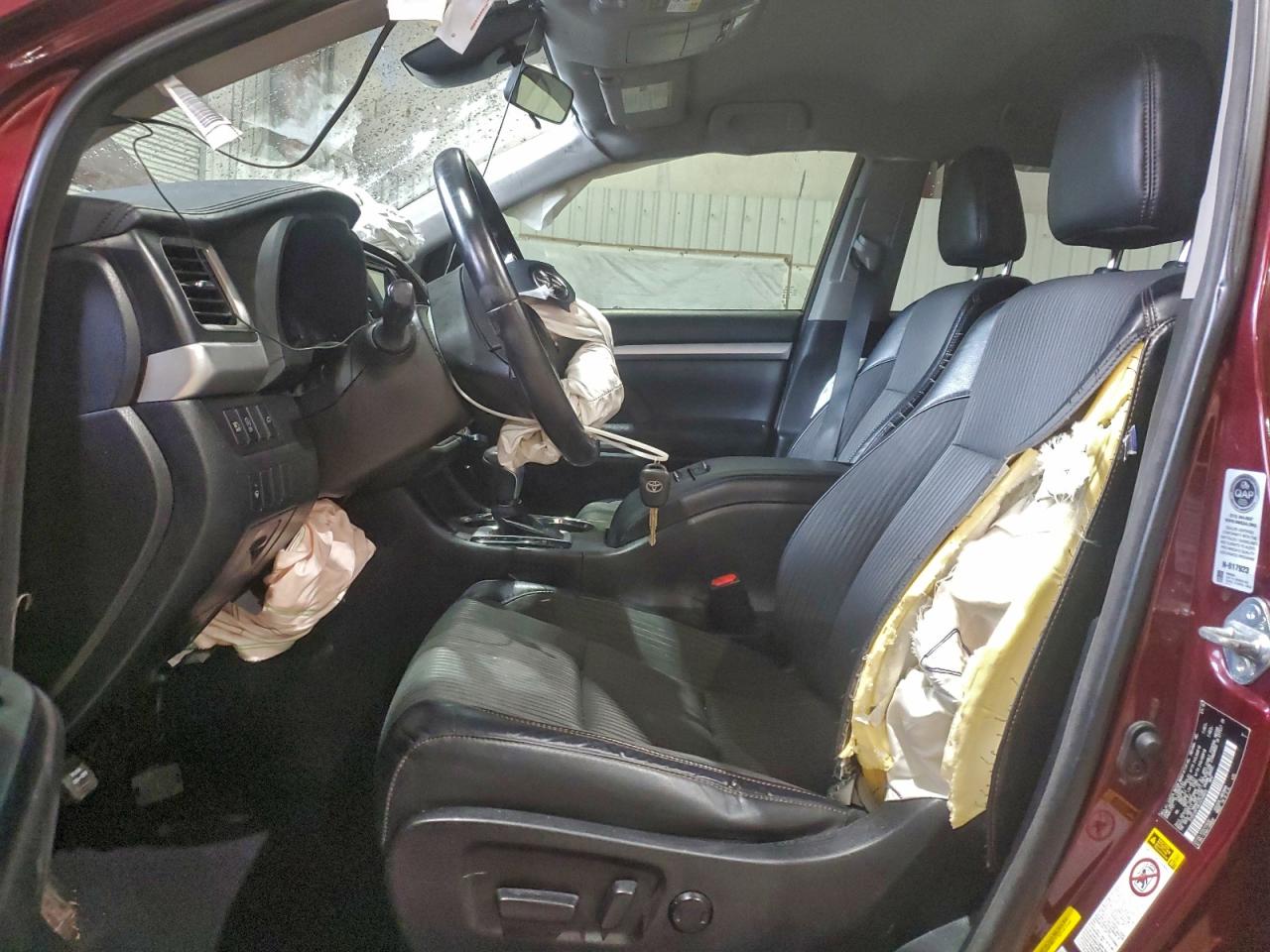 2018 TOYOTA HIGHLANDER LE photo 7