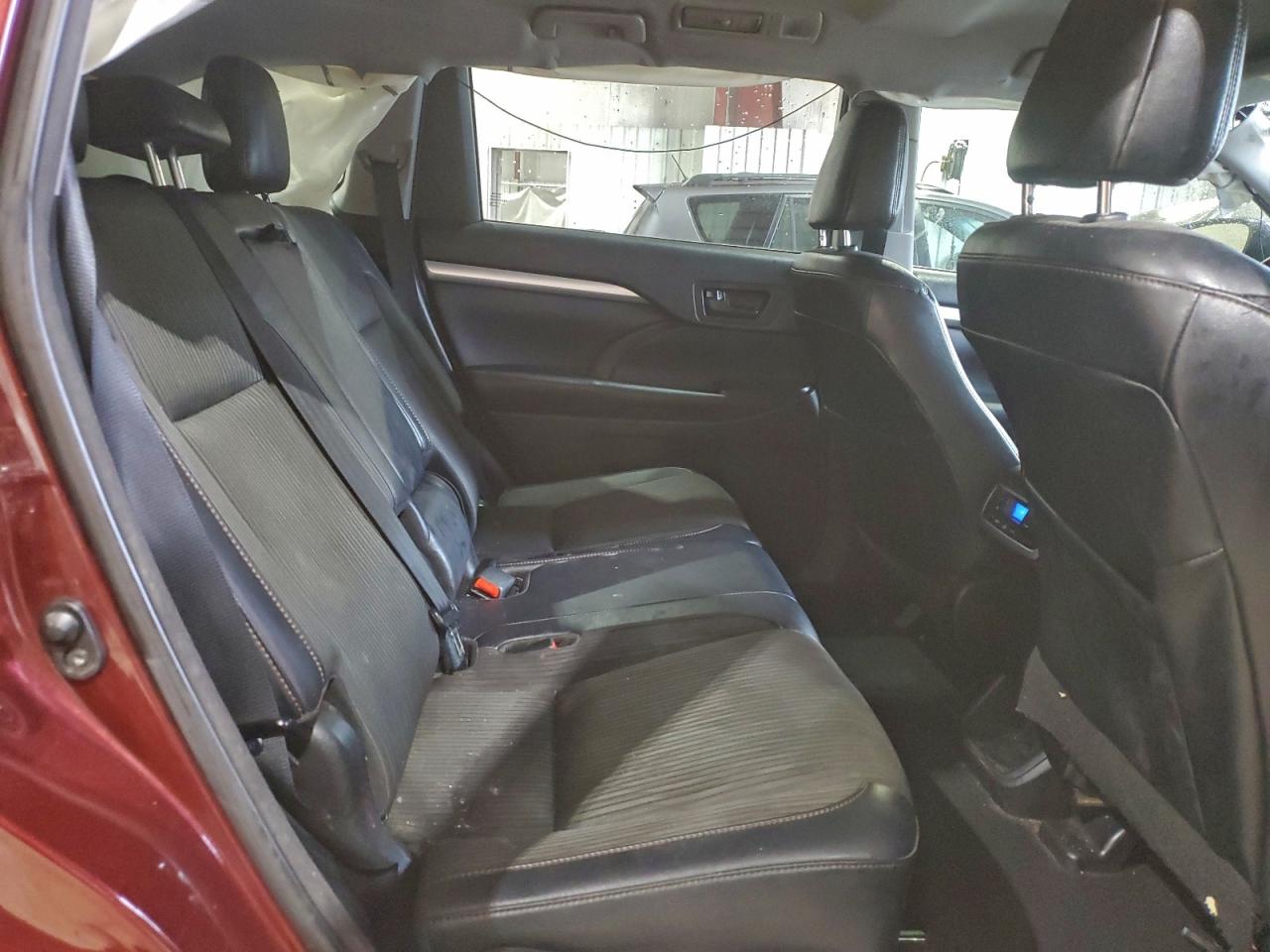 2018 TOYOTA HIGHLANDER LE photo 10