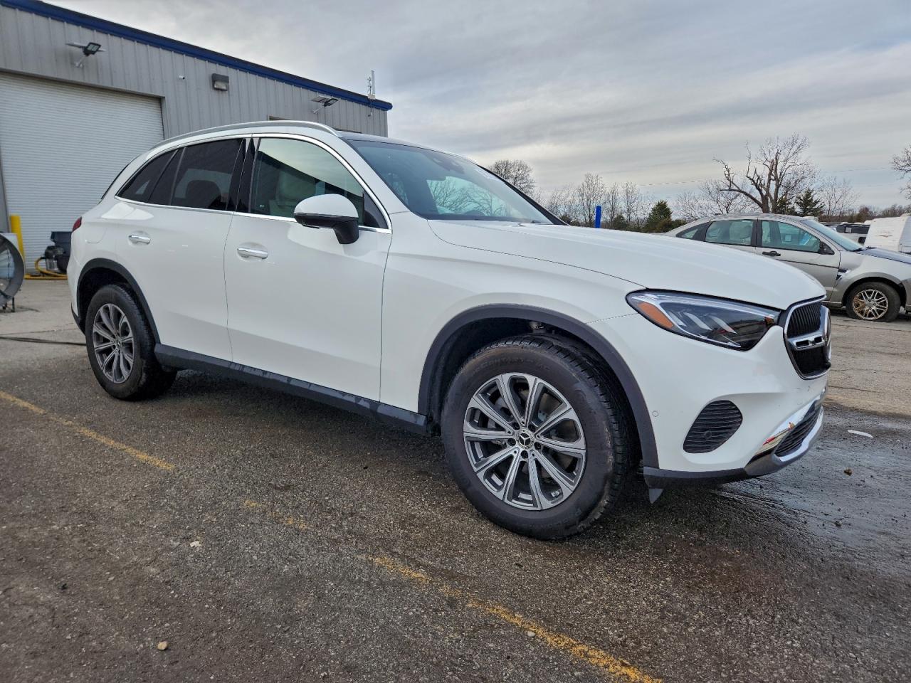 2025 MERCEDES-BENZ GLC 300 4MATIC photo 4