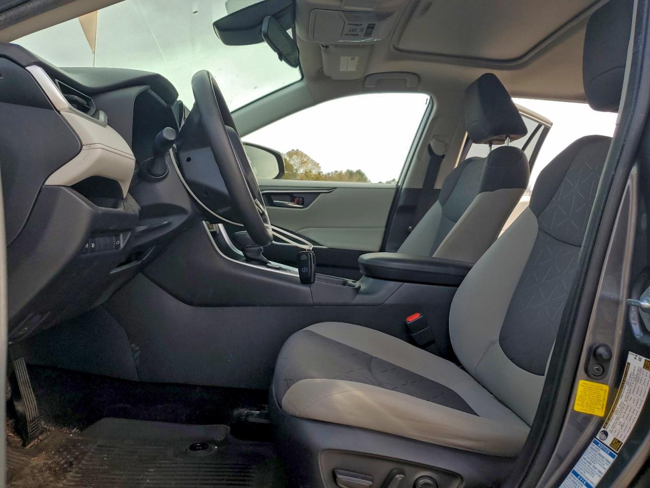 2021 TOYOTA RAV4 XLE photo 7