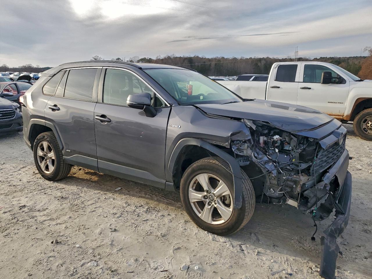 2021 TOYOTA RAV4 XLE photo 4