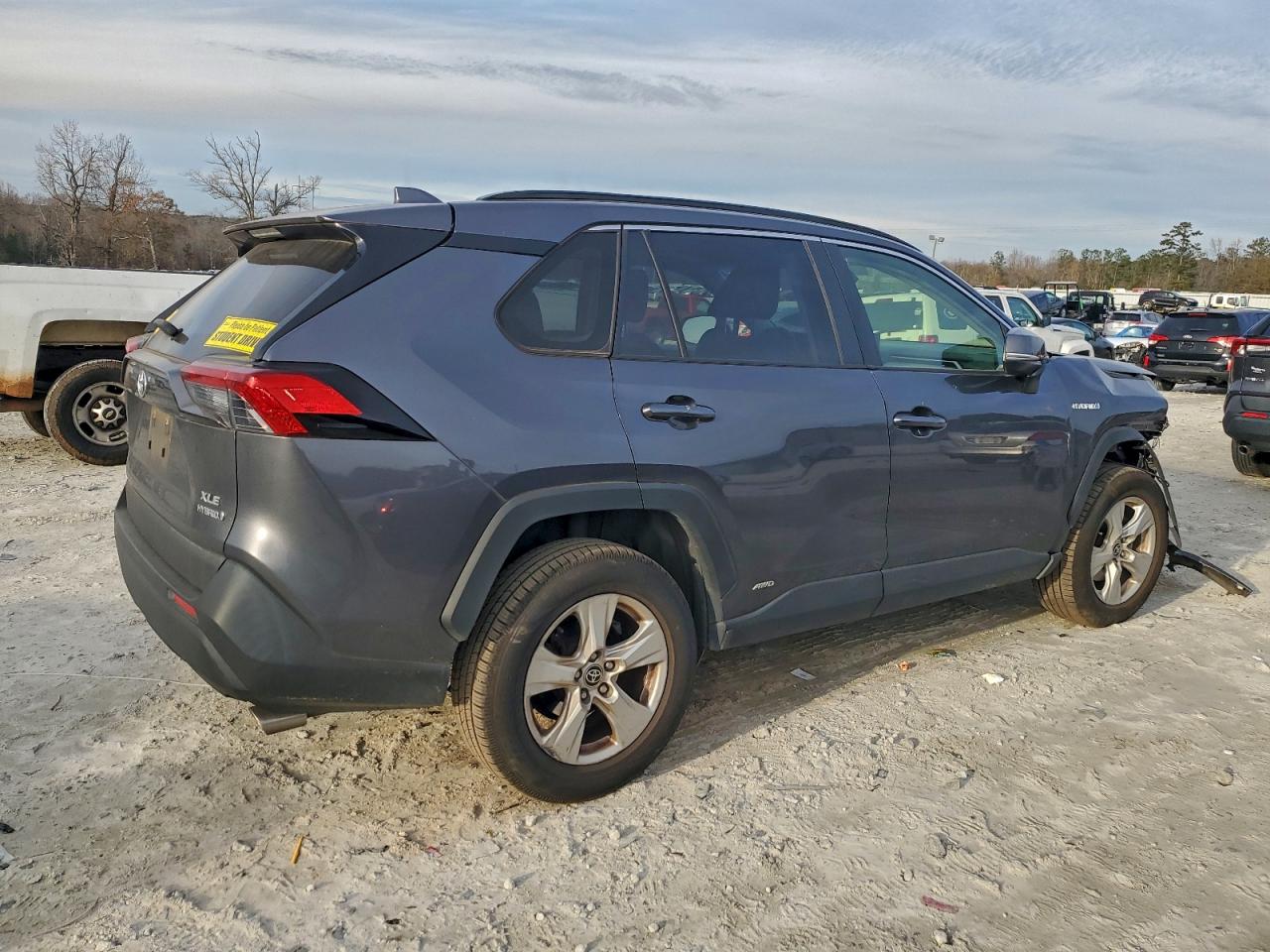 2021 TOYOTA RAV4 XLE photo 3