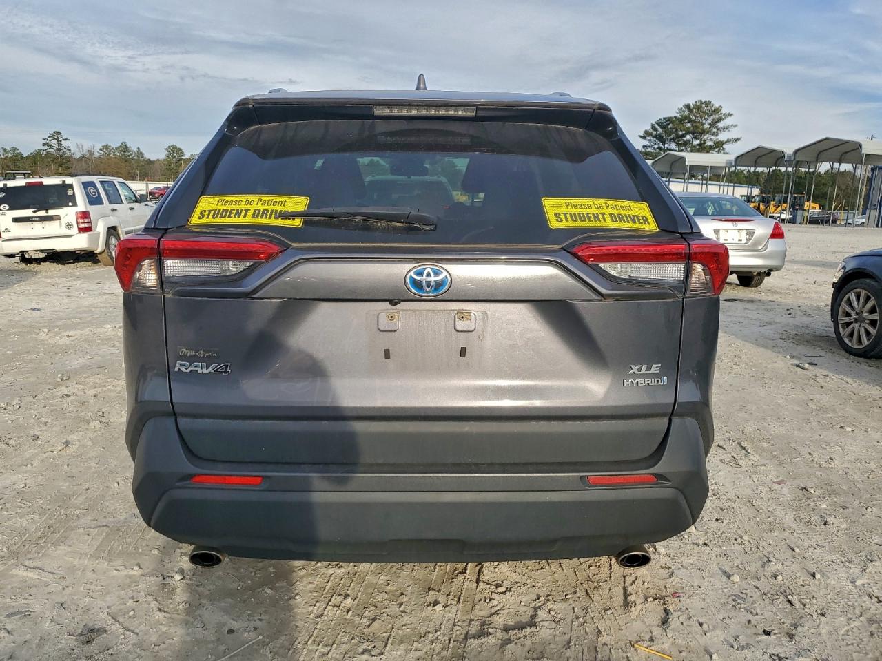 2021 TOYOTA RAV4 XLE photo 6