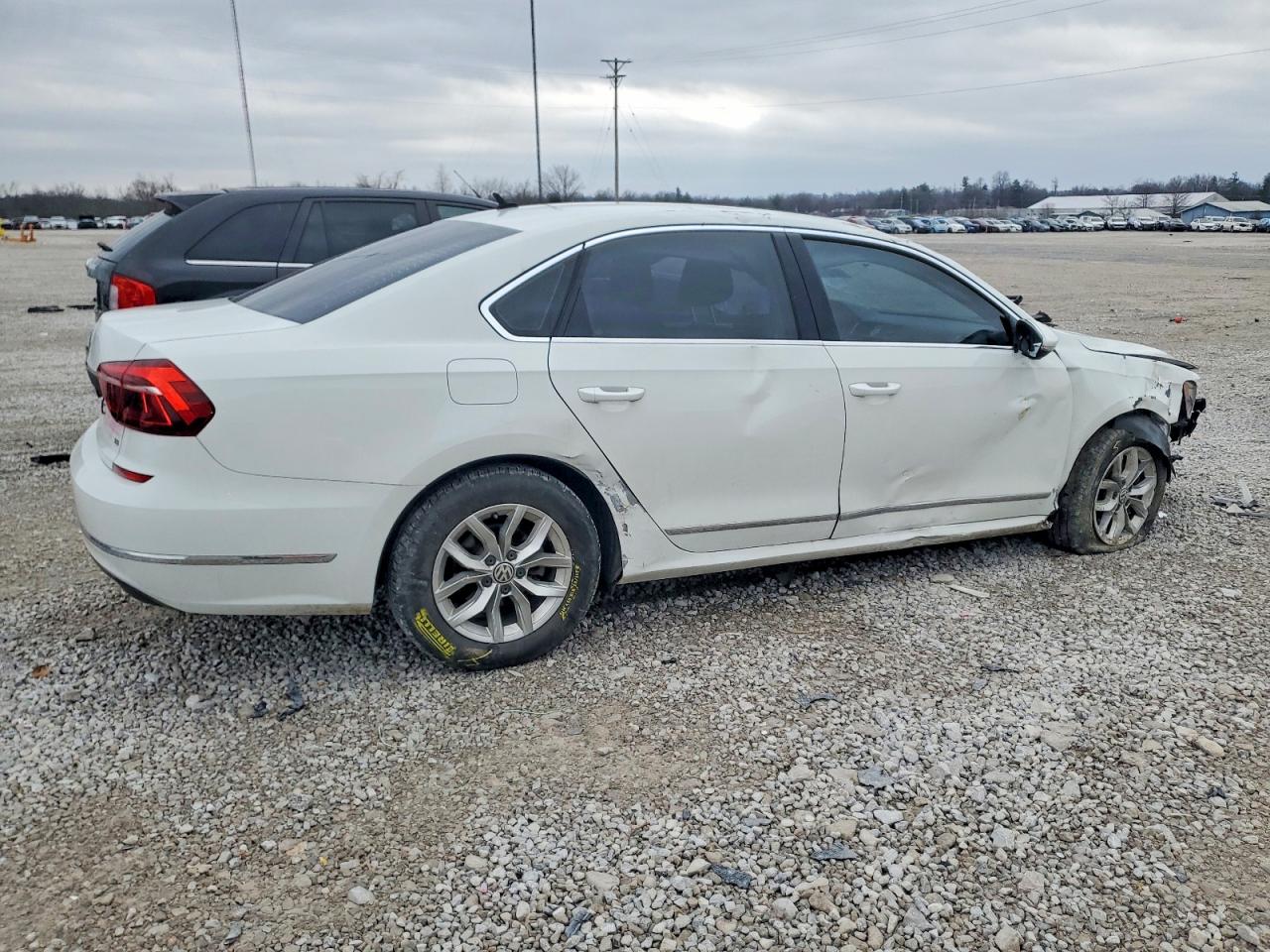 2017 VOLKSWAGEN PASSAT S photo 3