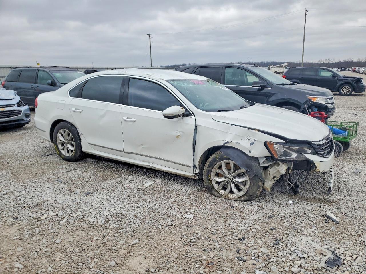 2017 VOLKSWAGEN PASSAT S photo 4