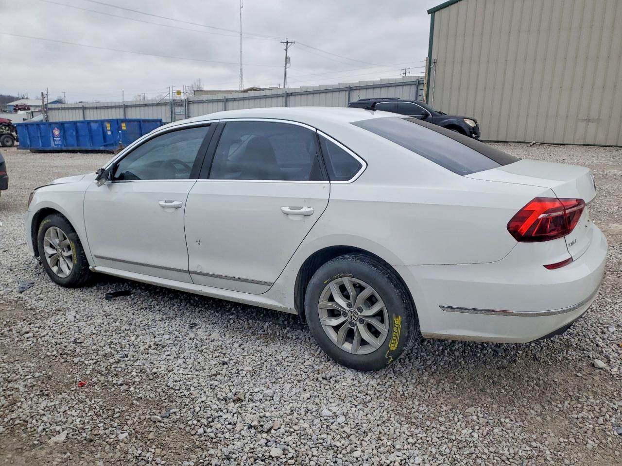 2017 VOLKSWAGEN PASSAT S photo 2