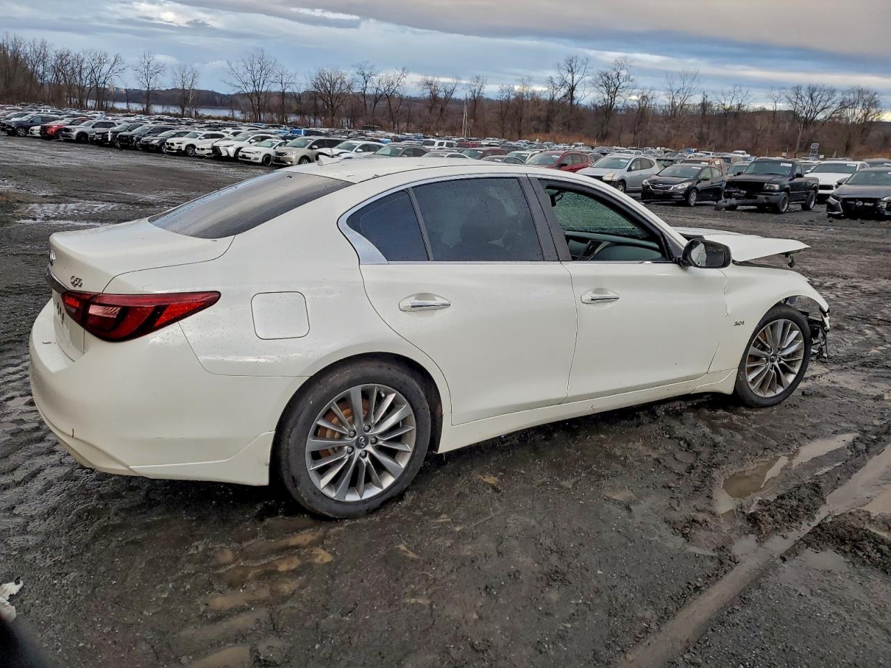 2018 INFINITI Q50 LUXE photo 3