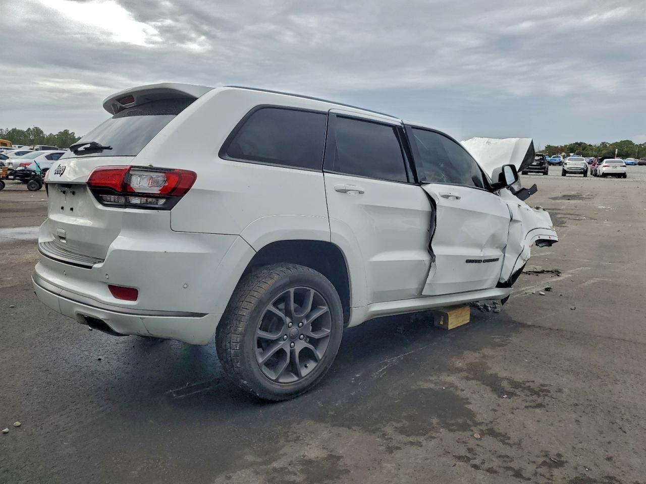 2020 JEEP GRAND CHEROKEE OVERLAND photo 9