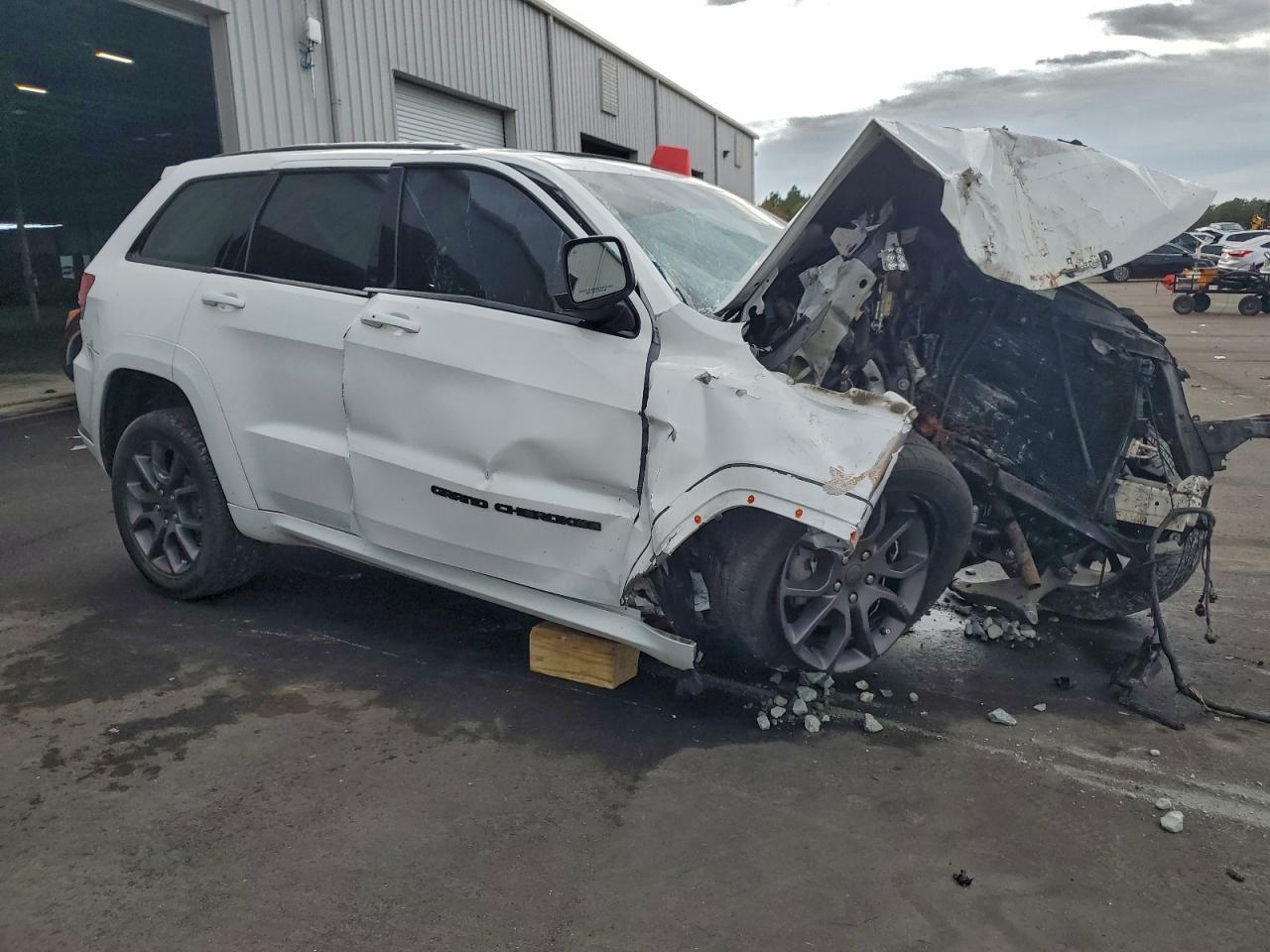 2020 JEEP GRAND CHEROKEE OVERLAND photo 13