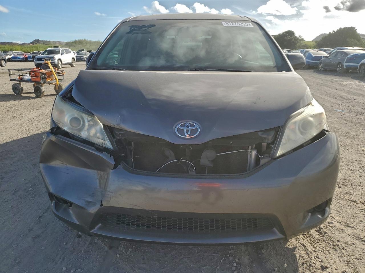 2017 TOYOTA SIENNA LE photo 9