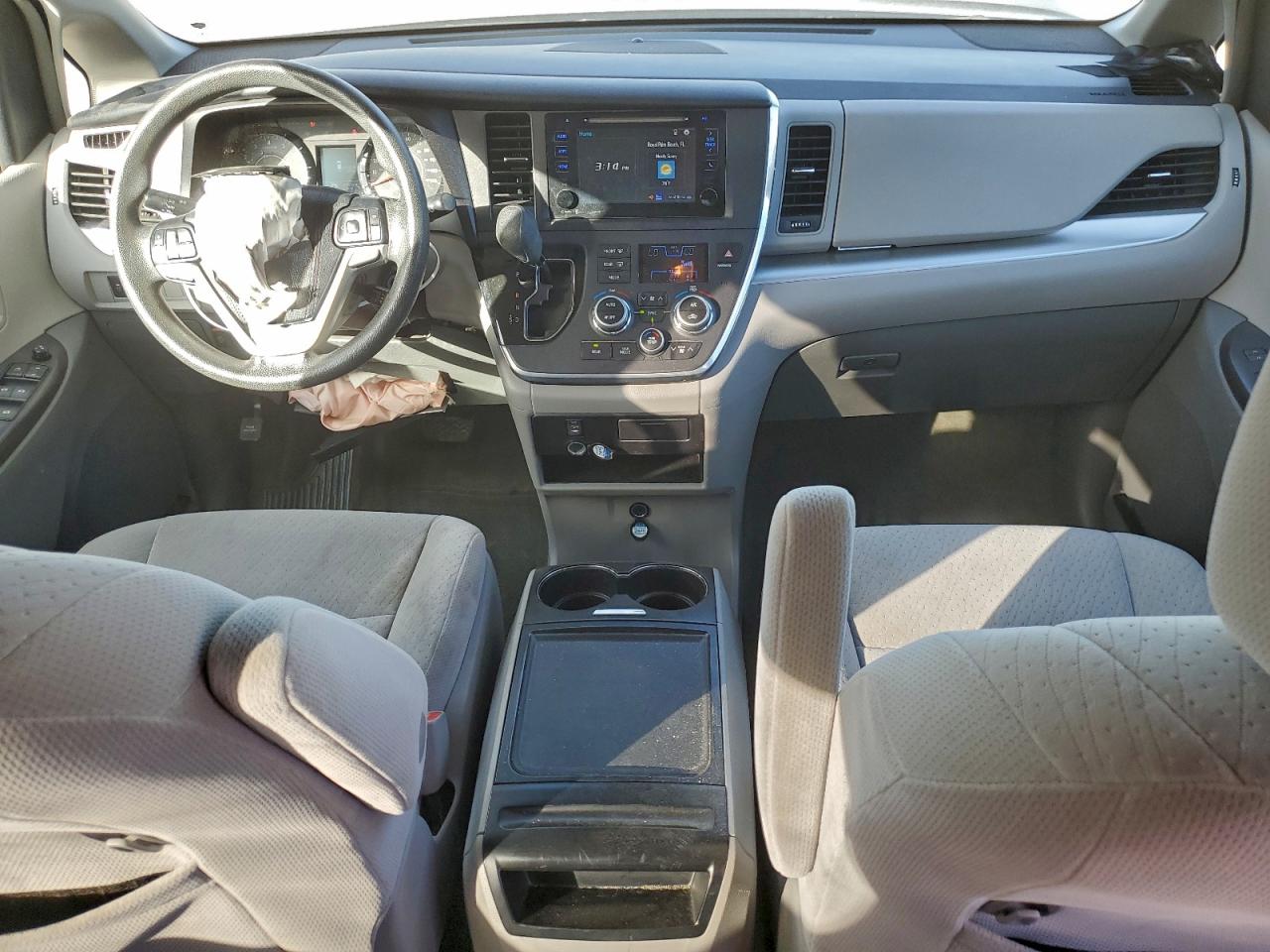2017 TOYOTA SIENNA LE photo 15